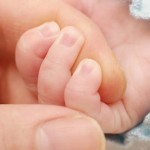 Nagels knippen van baby